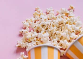 Pipoca fit em fundo rosa.