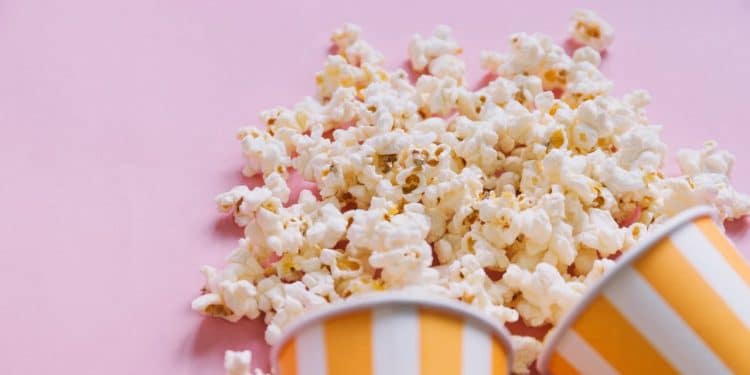 Pipoca fit em fundo rosa.