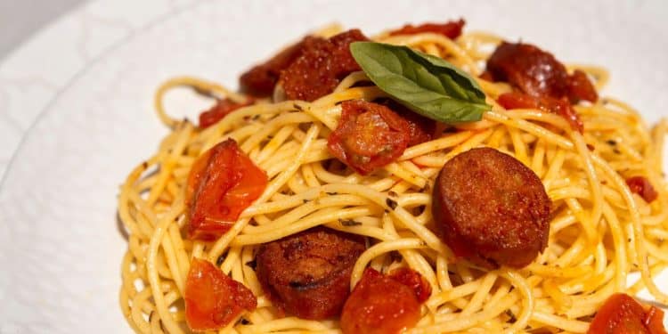 Prato de macarronada com linguiça calabresa.