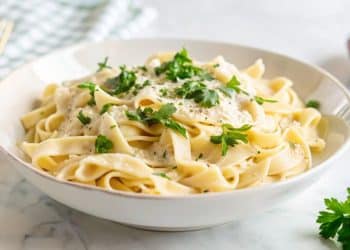 Prato de macarrão com molho branco.