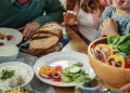 Refeições em família: os benefícios cientificamente comprovados de comer juntos.