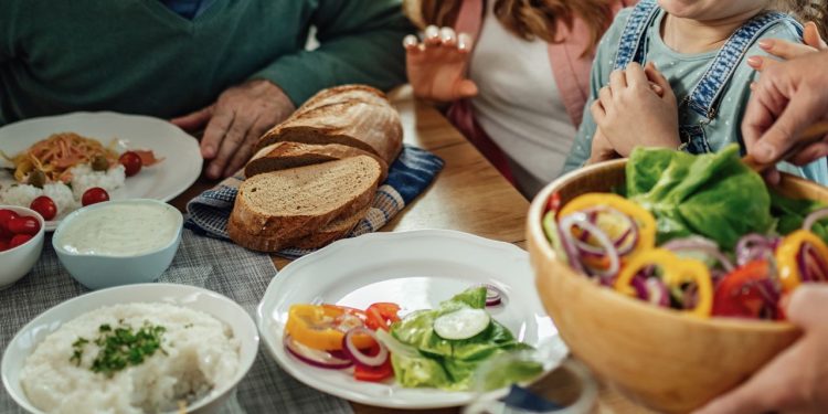 Refeições em família: os benefícios cientificamente comprovados de comer juntos.
