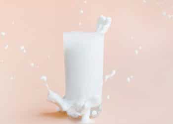 Copo de leite representando o refluxo silencioso.