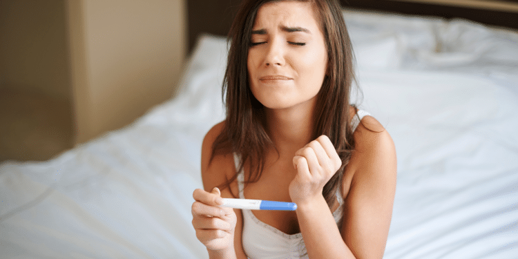 Mulher com SOP fazendo um teste de gravidez