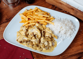 Descubra receita fácil e deliciosa de Strogonoff fit com batata-doce que une sabor, saúde e aquele clima gostoso de domingo em família. Foto: Freepik