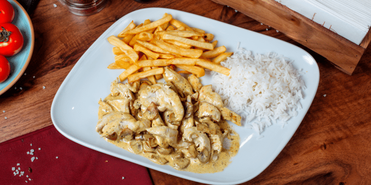 Descubra receita fácil e deliciosa de Strogonoff fit com batata-doce que une sabor, saúde e aquele clima gostoso de domingo em família. Foto: Freepik