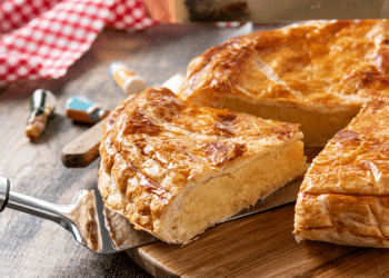 Torta de purê com frango: receita prática e acolhedora para a família. Foto: Freepik.