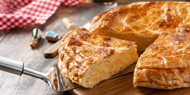 Torta de purê com frango: receita prática e acolhedora para a família. Foto: Freepik.