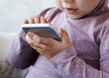 Uso de celular antes dos 13 anos está ligado a pior saúde mental, aponta estudo.