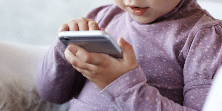 Uso de celular antes dos 13 anos está ligado a pior saúde mental, aponta estudo.