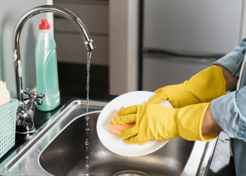 Descubra como solução simples de vinagre no detergente pode transformar a rotina de limpeza e liberar mais tempo para ficar em família. Foto: Freepik