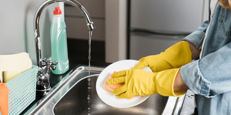 Descubra como solução simples de vinagre no detergente pode transformar a rotina de limpeza e liberar mais tempo para ficar em família. Foto: Freepik