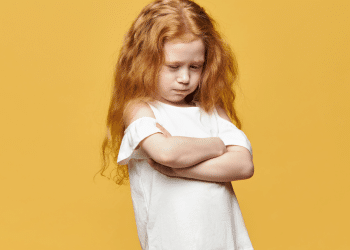 criança irritada e chateada