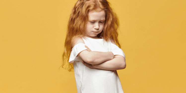 criança irritada e chateada