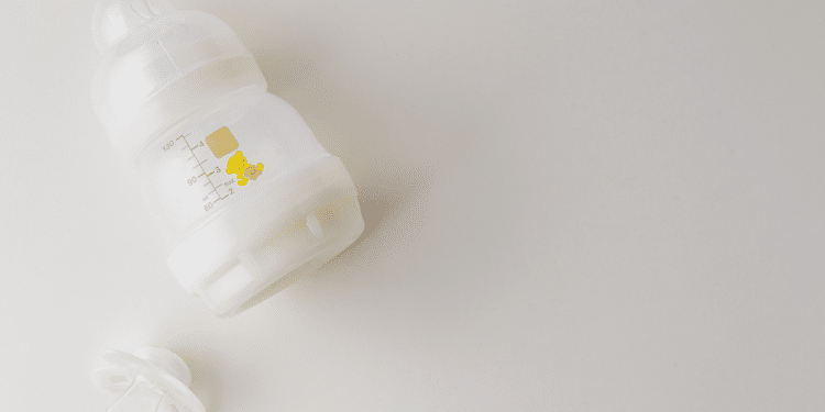 A alergia à proteína do leite de vaca (APLV) é a mais comum na infância, entenda como descobrir se seu filho possui essa alergia alimentar. Foto: freepik