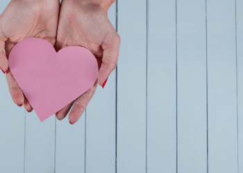 Entenda por que a busca pelo colo não significa dependência e como o apego saudável fortalece a jornada da família. Foto: Freepik