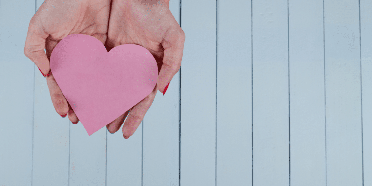 Entenda por que a busca pelo colo não significa dependência e como o apego saudável fortalece a jornada da família. Foto: Freepik