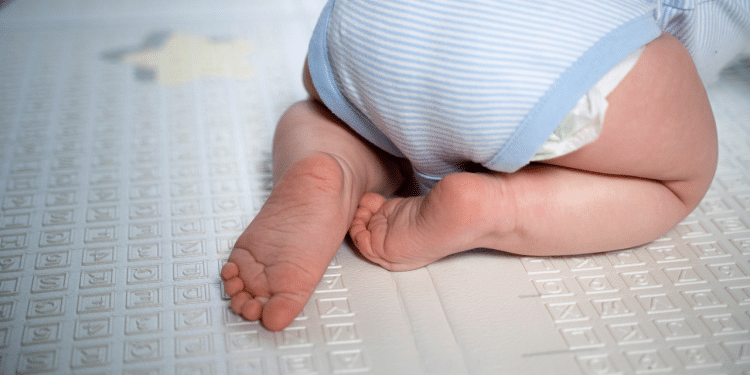 Bebês com as pernas a mostra