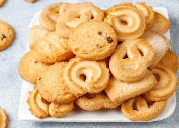 Prato com biscoitos amenteigados de diferentes formatos