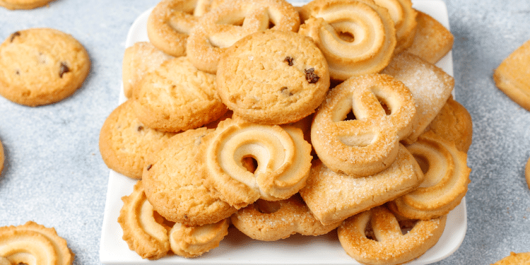 Prato com biscoitos amenteigados de diferentes formatos