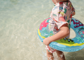 Criança com uma boia inflável na água