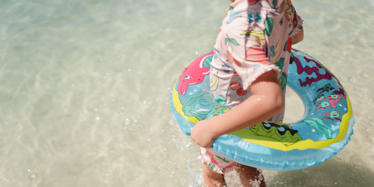 Criança com uma boia inflável na água