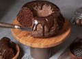 Prepare um delicioso bolo de chocolate caseiro, fácil de fazer e com uma textura irresistível que fará o maior sucesso no lanche da tarde. Foto: freepik