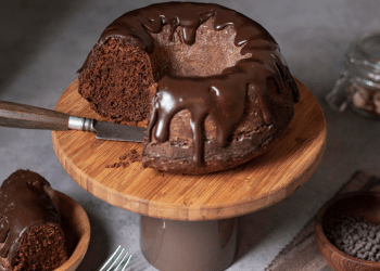 Prepare um delicioso bolo de chocolate caseiro, fácil de fazer e com uma textura irresistível que fará o maior sucesso no lanche da tarde. Foto: freepik
