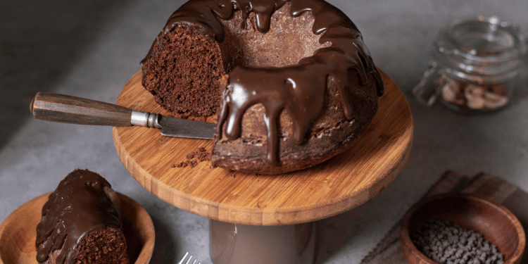 Prepare um delicioso bolo de chocolate caseiro, fácil de fazer e com uma textura irresistível que fará o maior sucesso no lanche da tarde. Foto: freepik