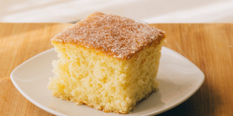 pedaço de bolo de coco em uma mesa