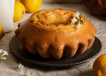 Descubra receita prática e cheia de sabor de bolo de limão para quem busca opções sem glúten e sem lactose. Foto: Freepik