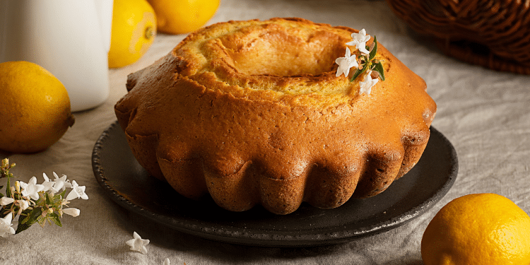 Descubra receita prática e cheia de sabor de bolo de limão para quem busca opções sem glúten e sem lactose. Foto: Freepik