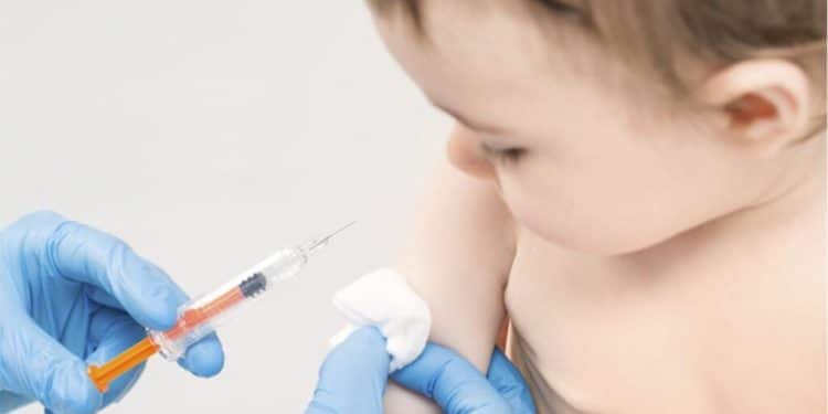 Vacina sendo aplicada em bebê