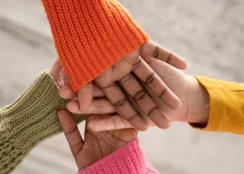 Saiba como falar sobre racismo com o seu filho com dicas práticas para cada idade