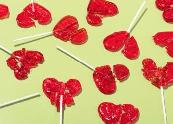 Pirulitos quebrados simbolizando birra