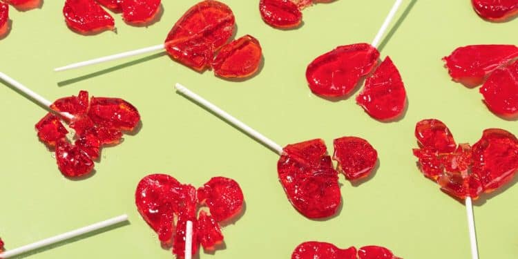 Pirulitos quebrados simbolizando birra