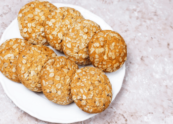 Receita fácil de cookies de banana e aveia que ajuda os pais a oferecerem um lanche mais saudável, prático e cheio de sabor para as crianças. Foto: Freepik