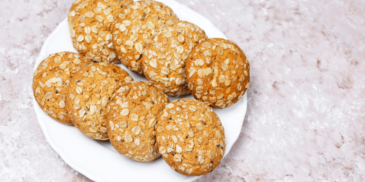 Receita fácil de cookies de banana e aveia que ajuda os pais a oferecerem um lanche mais saudável, prático e cheio de sabor para as crianças. Foto: Freepik