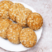 Receita fácil de cookies de banana e aveia que ajuda os pais a oferecerem um lanche mais saudável, prático e cheio de sabor para as crianças. Foto: Freepik