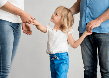 Criança no meio de mãe e pai