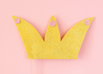 Descubra 5 nomes de meninas inspirados na realeza com história e delicadeza para quem busca nomear a filha com força, beleza e tradição. Foto: Freepik