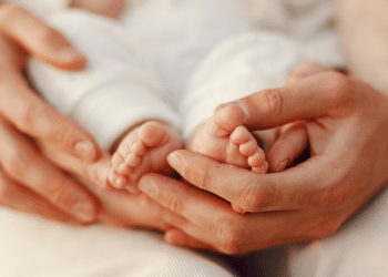 Descubra truques simples, baseados em especialistas, para trazer o conforto de volta e fazer a criança parar de chorar. Foto: freepik