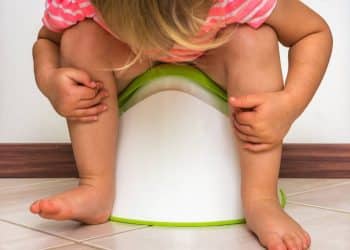 Criança usando o penico