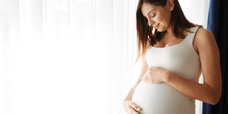 Mulher gestante acariciando a barriga