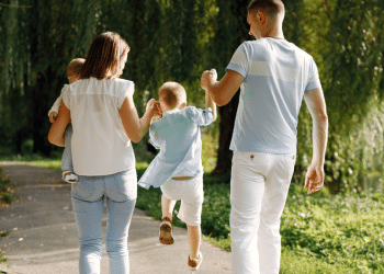 Familia com mae, pai e esposa brincando com filhos