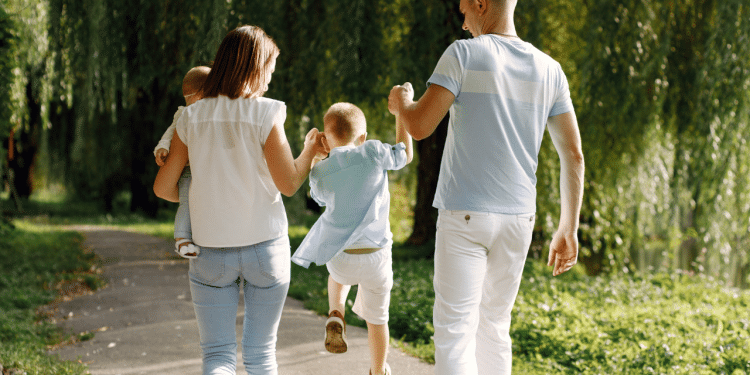 Familia com mae, pai e esposa brincando com filhos