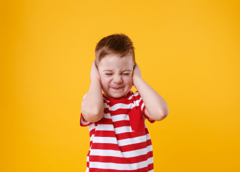 Criança tampando os ouvidos