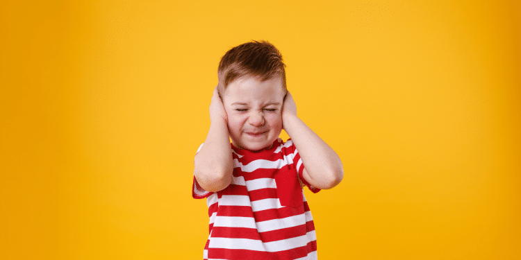Criança tampando os ouvidos
