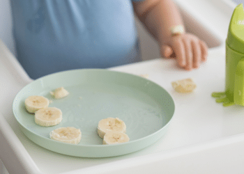 Descubra os sinais de que seu filho está pronto para a introdução alimentar. Foto: freepik
