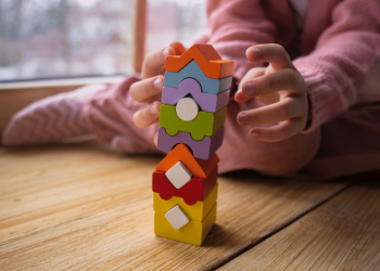 Crianças brincando com blocos coloridos